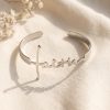 Zilveren armband met het woord faith in sierlijke letters