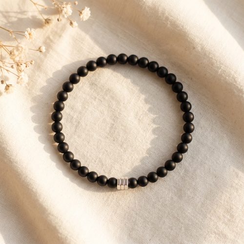 Mat zwarte natuurstenen herenarmband met zilverkleurig blokje