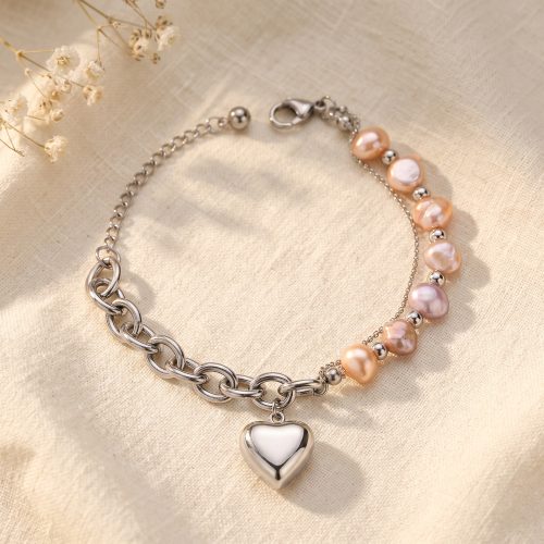 Zilveren armband met zachtroze zoetwaterparels en hartjesbedel