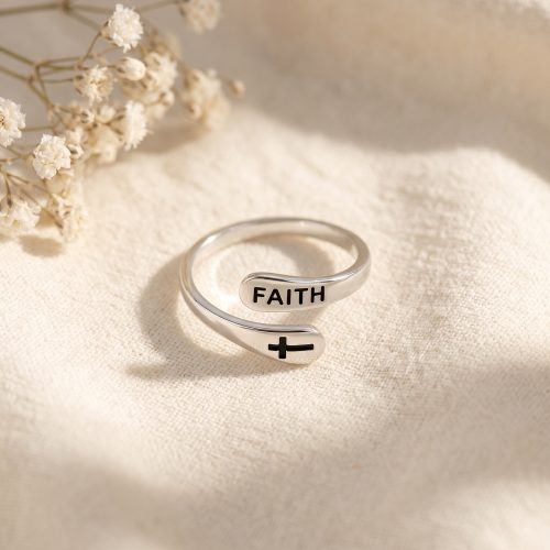 Christelijke Faith-ring met kruisje in zilver, gestyled op linnen