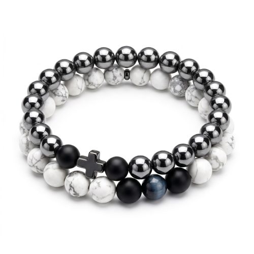 Christelijke armbandenset met kruis op witte achtergrond