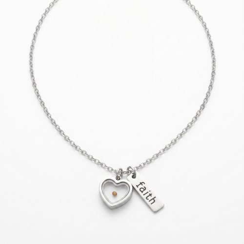 Christelijke ketting met mosterdzaadje en faith op witte achtergrond