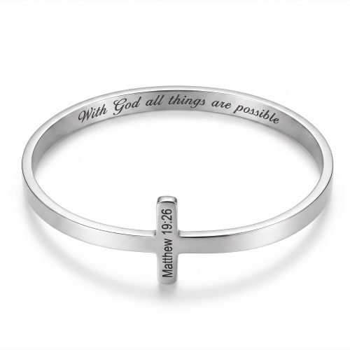Zilveren christelijke kruisarmband Matthew 19:26 op witte achtergrond