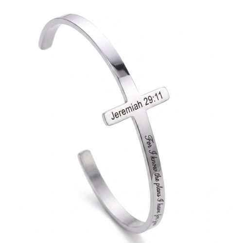 Zilveren christelijke kruisarmband Jeremiah 29:11 op witte achtergrond