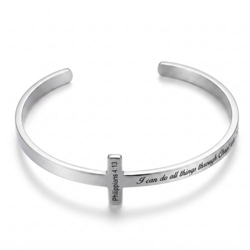 Zilveren christelijke kruisarmband Philippians 4:13 op witte achtergrond