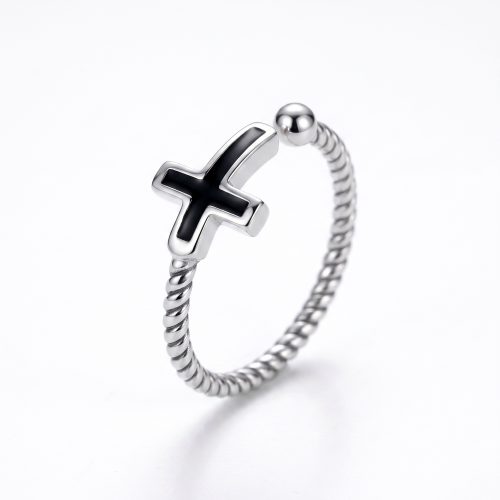 Zilveren christelijke ring met zwart kruisje op witte achtergrond