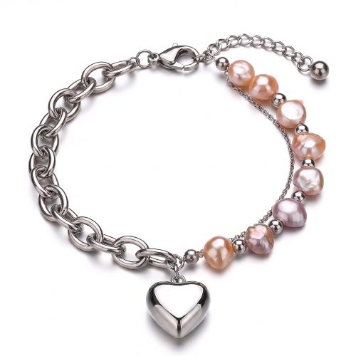 Armband met zoetwaterparels en zilveren hartje op witte achtergrond