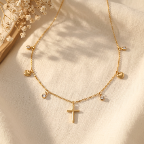 Productfoto van korte ketting met kruis en hartjes