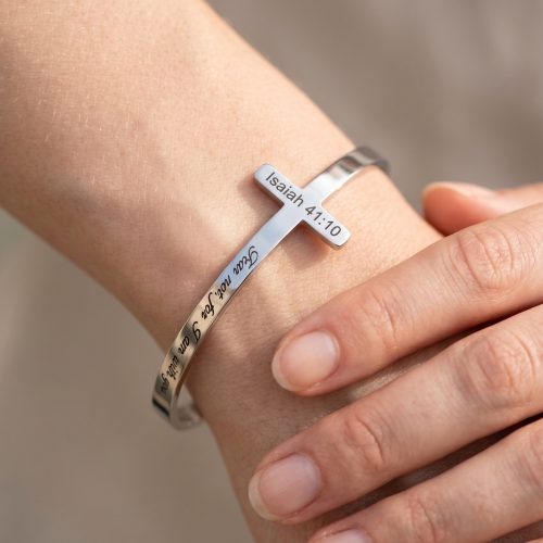 Zilveren kruisarmband met bijbeltekst Isaiah 41:10 gedragen om de pols