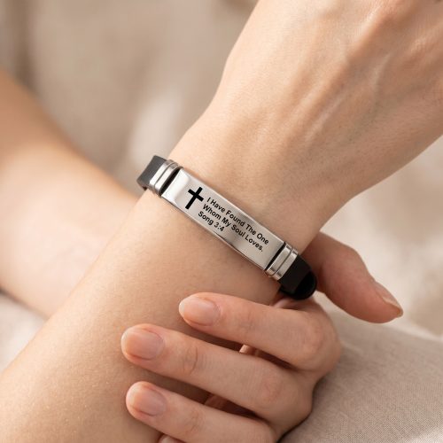 Unisex armband met bijbeltekst Hooglied 3:4 gedragen om de pols