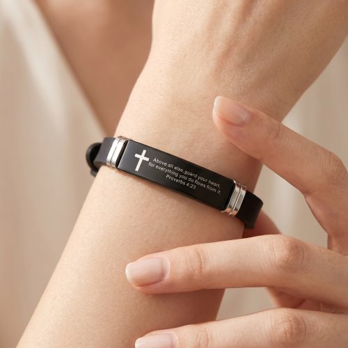 Unisex armband met bijbeltekst Spreuken 4:23 gedragen om de pols