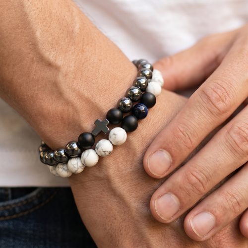 Kralenarmbandenset met kruis gedragen om de pols