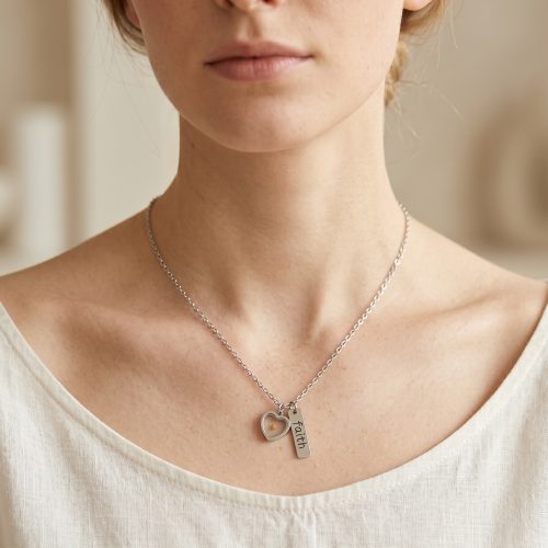 Zilveren ketting met mosterdzaadje en faith gedragen om de hals