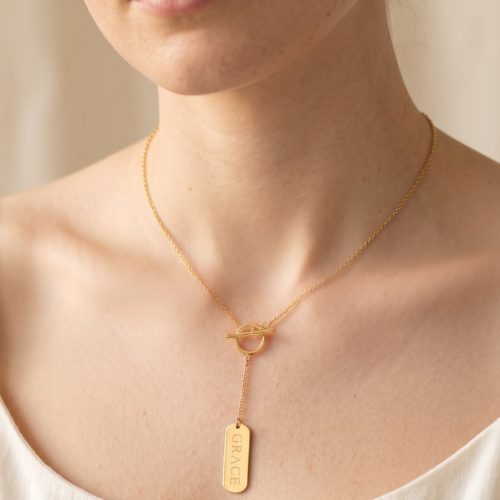 Gouden Y-ketting met Grace-hanger gedragen om de hals