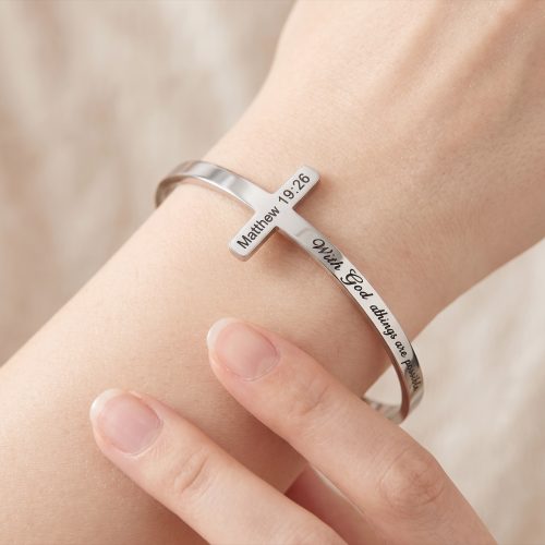 Zilveren kruisarmband met bijbeltekst Matthew 19:26 gedragen om de pols
