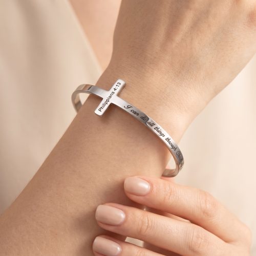 Zilveren kruisarmband met bijbeltekst Philippians 4:13 gedragen om de pols