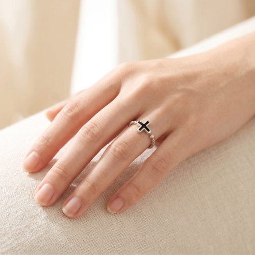 Zilveren verstelbare ring met zwart kruisje, sfeerbeeld