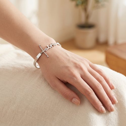 Zilveren armband met het woord faith, lifestyle sfeerbeeld