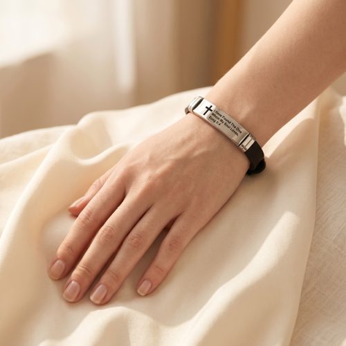 Unisex armband met bijbeltekst Hooglied 3:4, lifestyle sfeerbeeld
