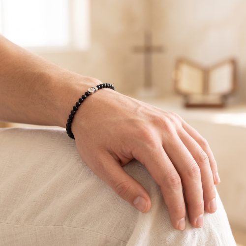 Zwarte natuurstenen herenarmband, lifestyle sfeerbeeld