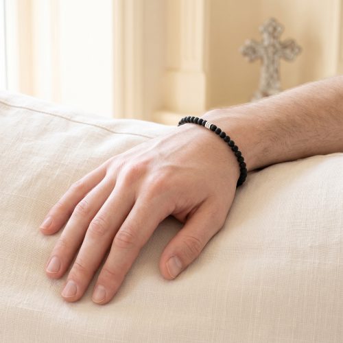 Mat zwarte natuurstenen herenarmband, lifestyle sfeerbeeld