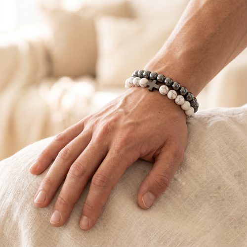 Armbandenset met kruis, hematiet en howliet, lifestyle sfeerbeeld
