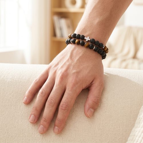 Natuurstenen armbandenset met kruis, lifestyle sfeerbeeld