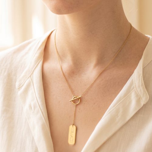 Gouden ketting met Grace-hanger, lifestyle sfeerbeeld