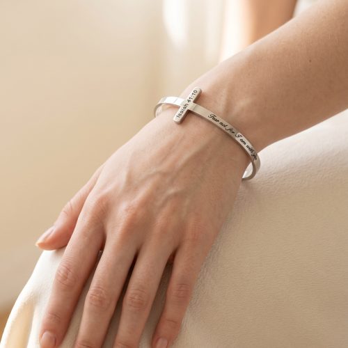 Zilveren armband in kruisvorm Isaiah 41:10, lifestyle sfeerbeeld