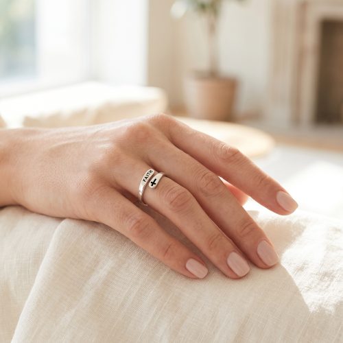 Zilveren Faith-ring met kruisje om de vinger