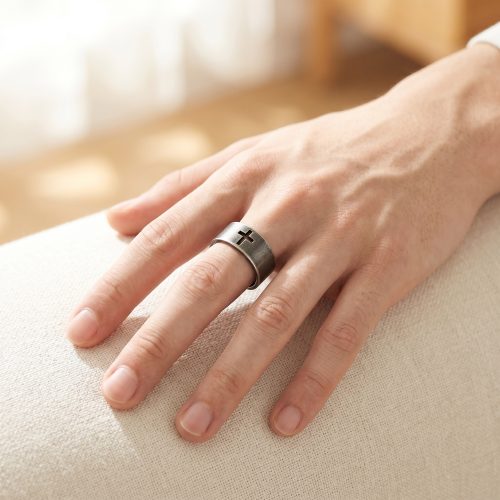 Donkere herenring met kruis, lifestyle sfeerbeeld