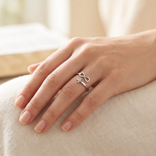 Zilveren ring met kruisje en infinity, lifestyle sfeerbeeld