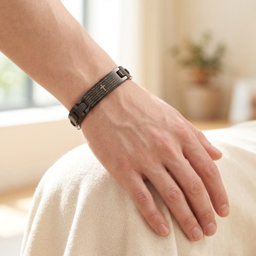Zwarte herenarmband met Onze Vader-gebed, lifestyle sfeerbeeld