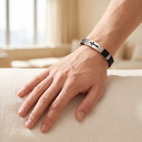 Zwarte herenarmband met kruis, lifestyle sfeerbeeld