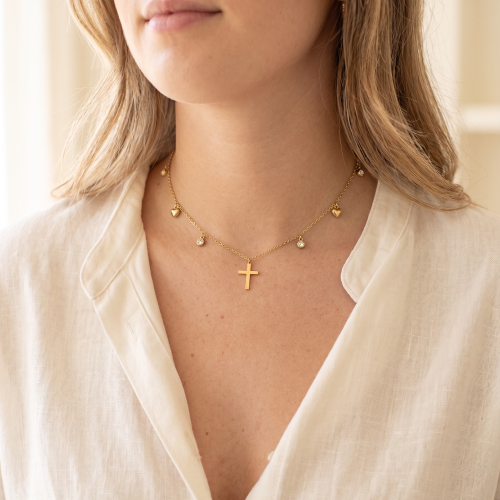 Ketting met kruis en hartjes op model uitgezoomd