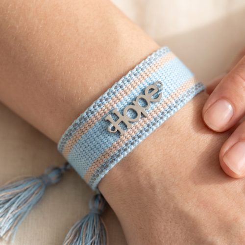 Geweven armband met Hope-bedel gedragen om de pols