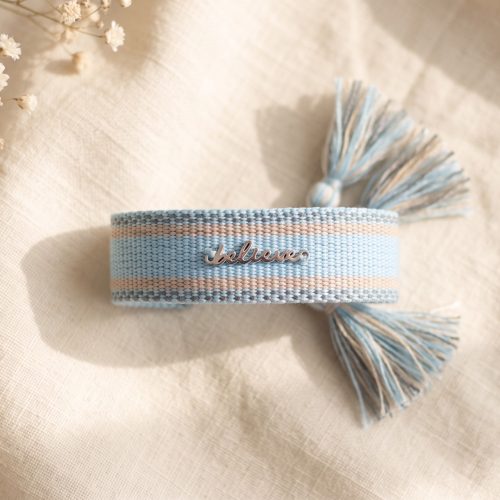 Blauw geweven armbandje met zilverkleurige believe-bedel