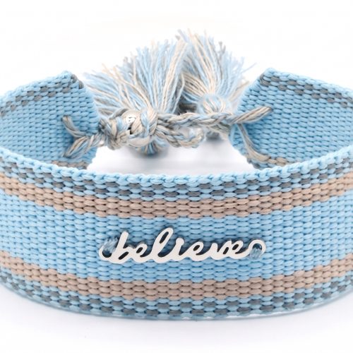 Geweven christelijke armband met believe-bedel op witte achtergrond