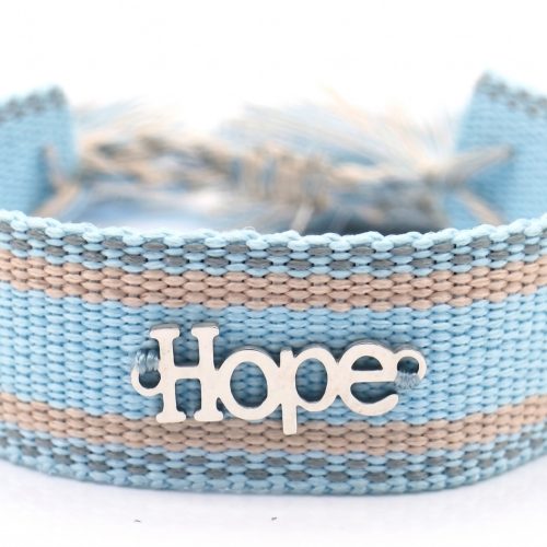 Geweven christelijke armband met Hope-bedel op witte achtergrond