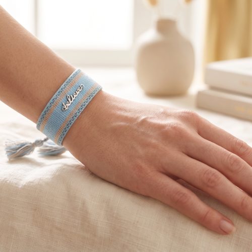 Geweven armband met believe-bedel, lifestyle sfeerbeeld
