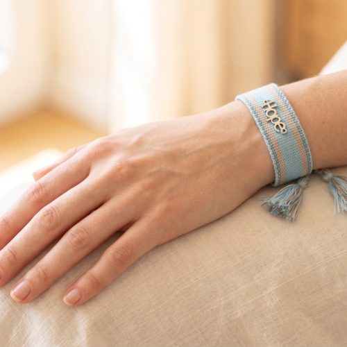 Geweven armband met Hope-bedel, lifestyle sfeerbeeld
