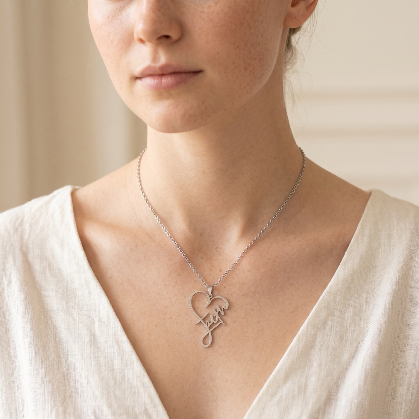 Christelijke kettingen – zilveren ketting met faith-hartje