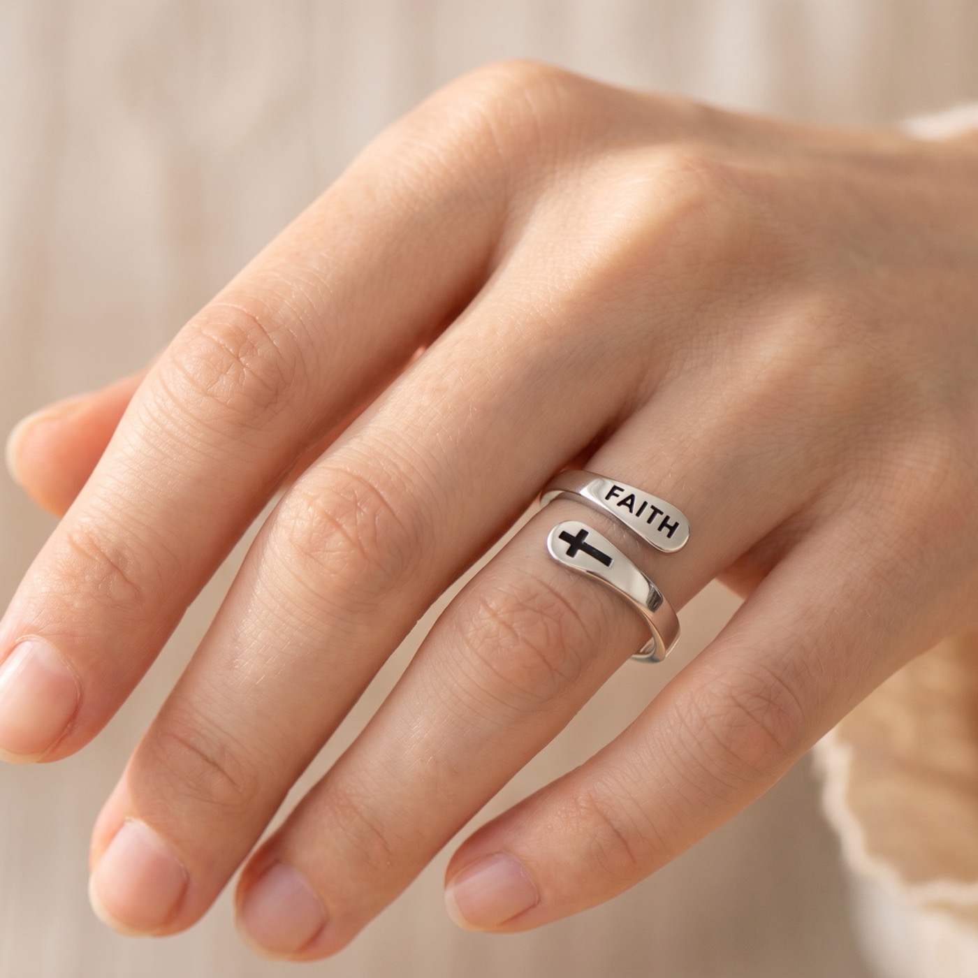 Christelijke ringen – verstelbare ring met kruis en het woord faith