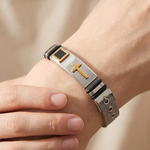 Stalen herenarmband met kruis gedragen om een mannenpols