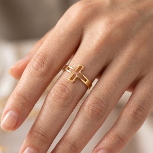 Verstelbare ring met kruis gedragen aan de hand, goudkleurig
