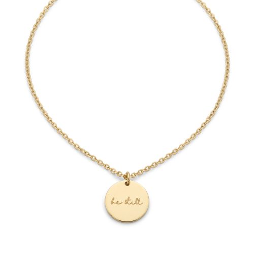 Christelijke ketting met be still hanger op witte achtergrond