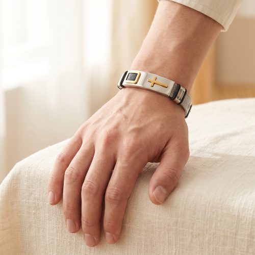 Herenarmband van staal met kruis, lifestyle sfeerbeeld