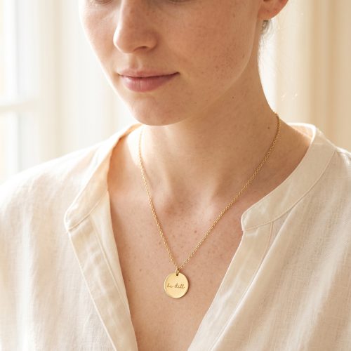 Ketting met be still hanger, lifestyle sfeerbeeld