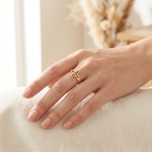 Goudkleurige verstelbare ring met kruisje, sfeerbeeld
