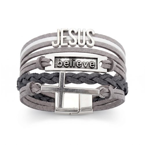 Christelijke wikkelarmband met kruis, Jezus en believe op witte achtergrond